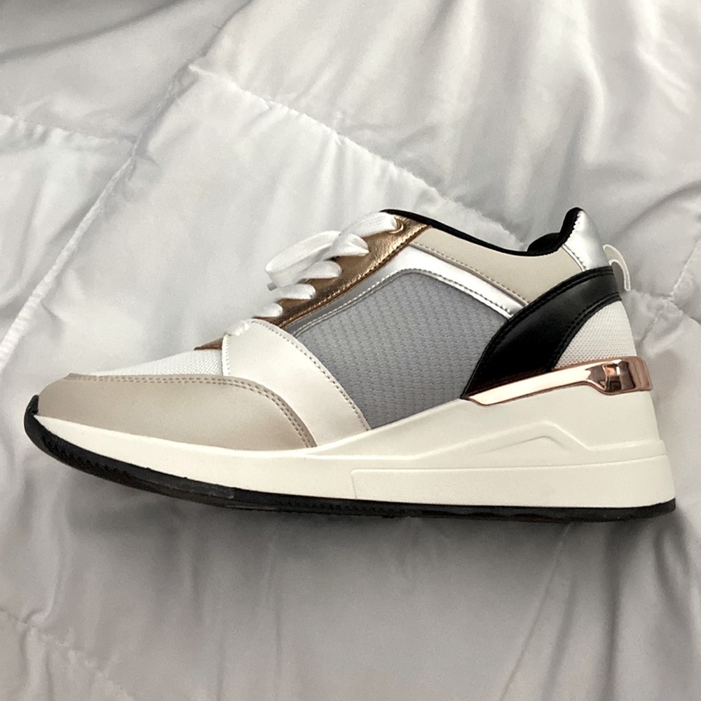 WORN ONCE SIZE 8.5 fashion tennis shoes